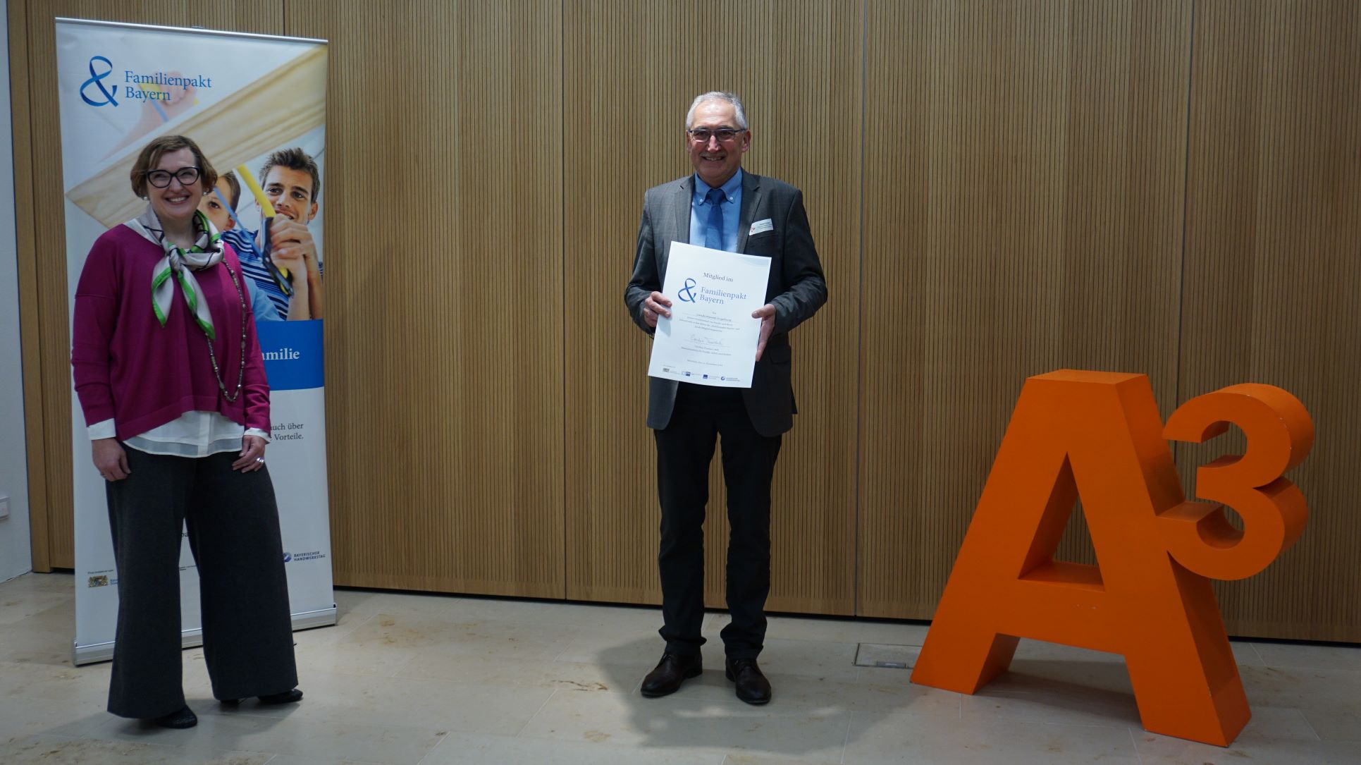 Die Festansprachen hielten in Vertretung der Hausspitzen Hubert Kraus, Stellvertretender Landrat des Landkreises Augsburg, sowie Frau Dr. Christiane Nischler-Leibl, Abteilungsleiterin Frauenpolitik, Gleichstellung und Prävention im Staatsministerin für Familie, Arbeit und Soziales