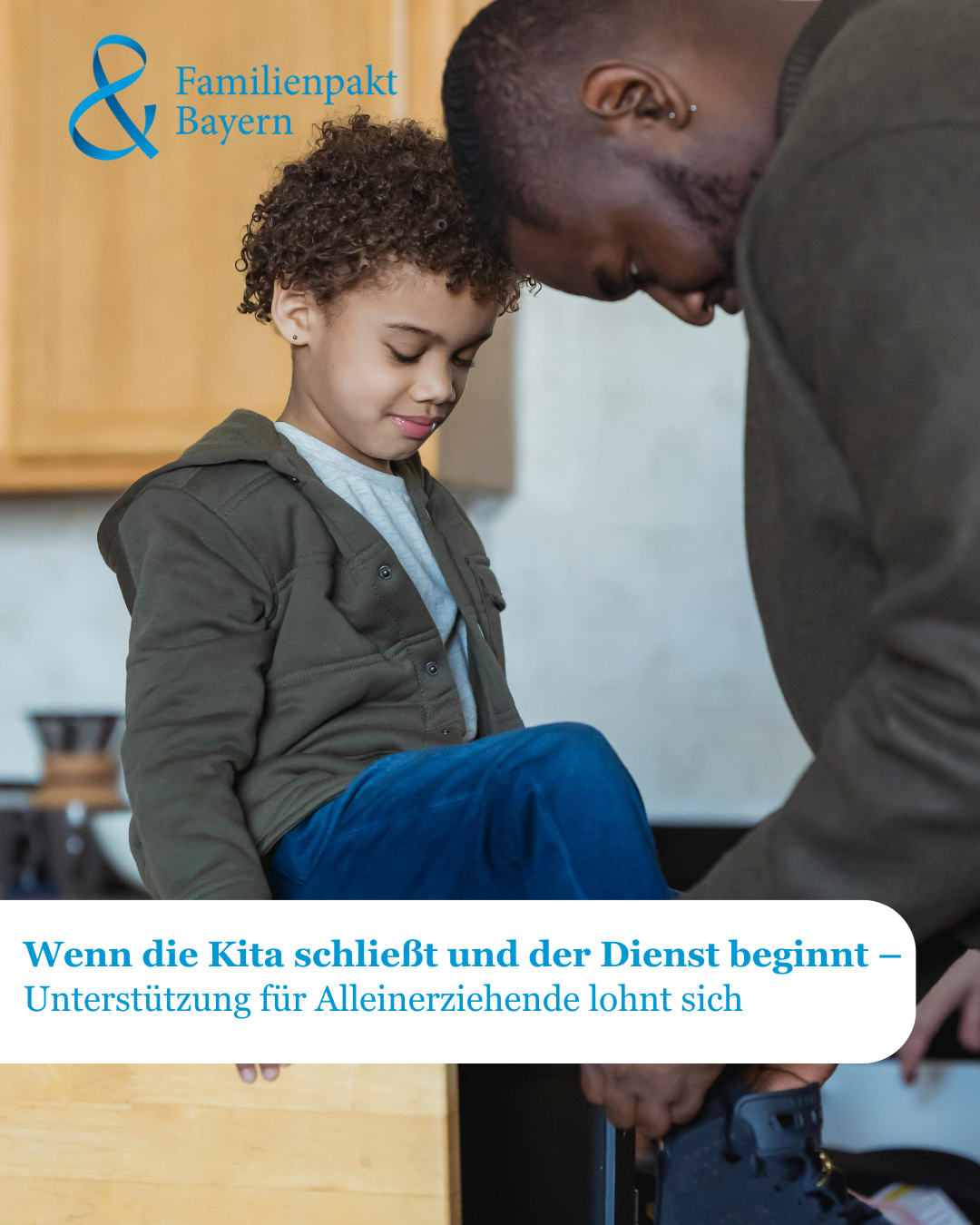 Ein Bild wie der Vater dem Sohn die Schuhe anzieht