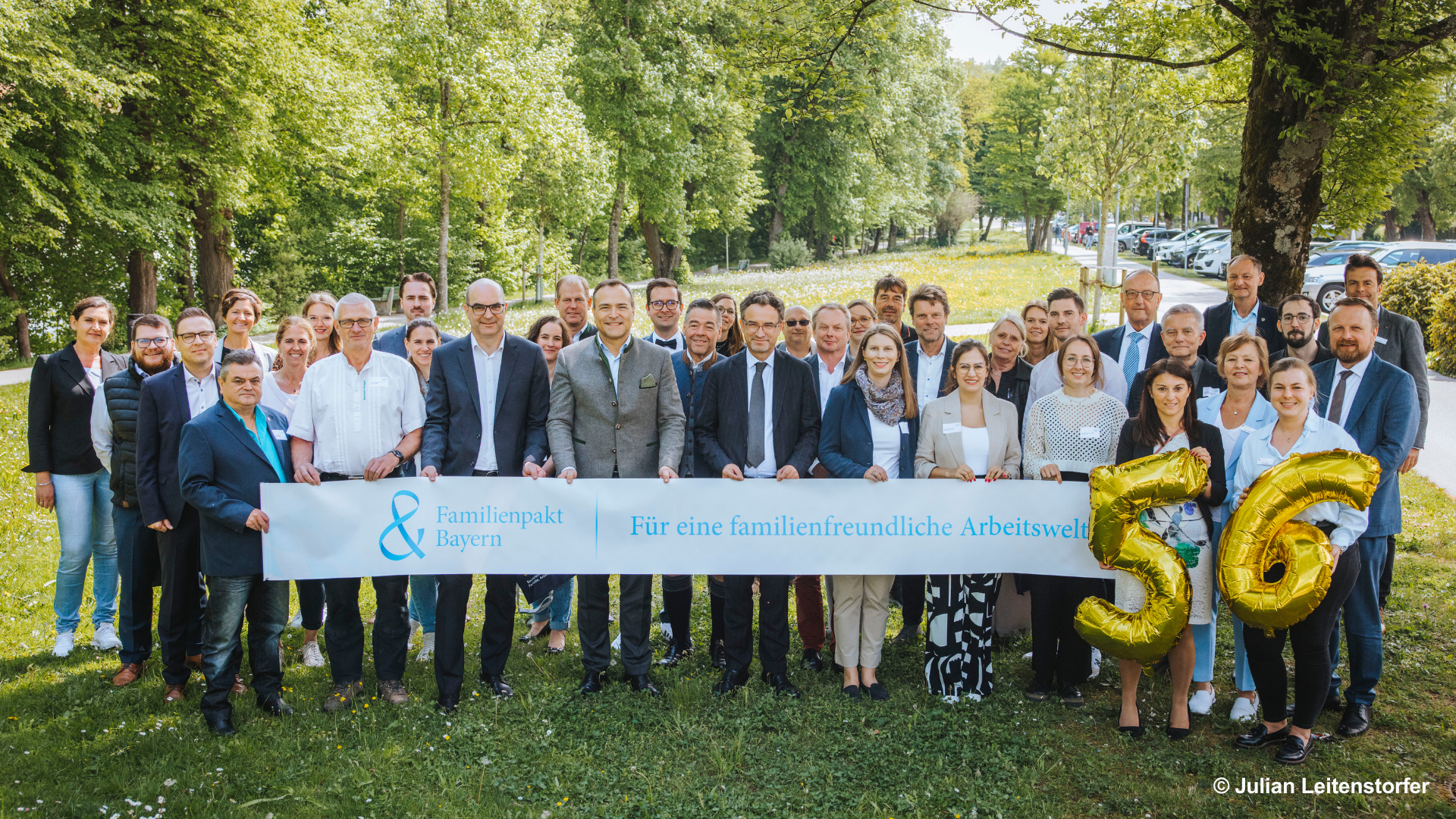 Ein Bild mit den neuen Mitgliedern und Paktpartnern, die den Banner des Familienpakt Bayern halten