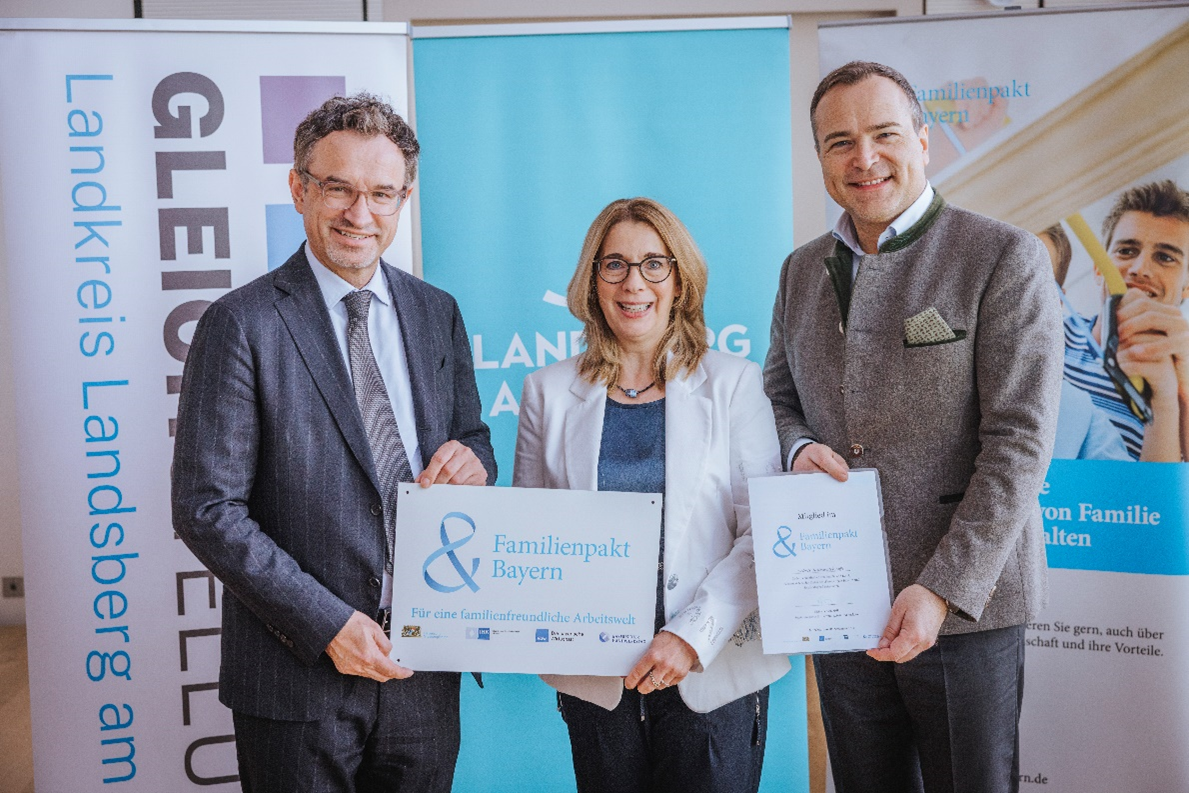 Ein Bild mit Ministerialdirektor Schoppik, Heidrun Hausen (Delo) und Landrat Thomas Eichinger