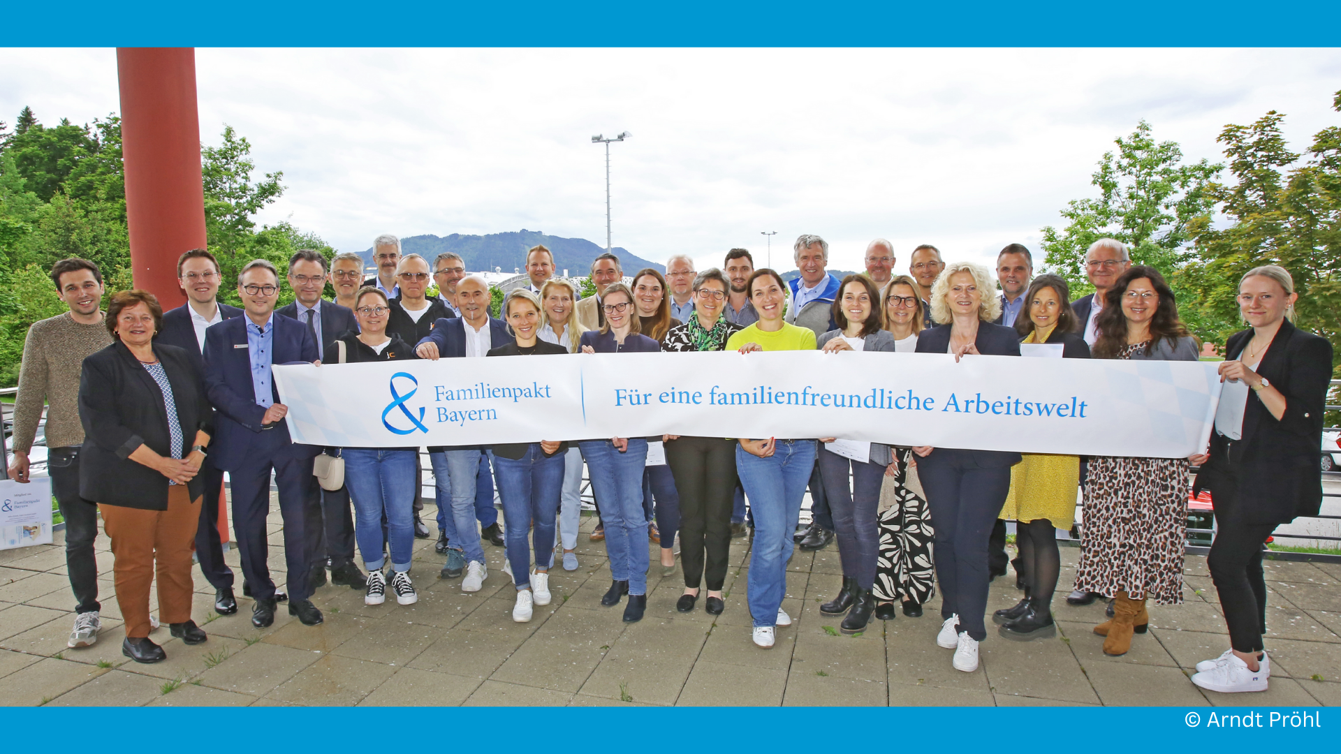 Ein Bild mit den neuen Mitgliedern des Familienpakt Bayern