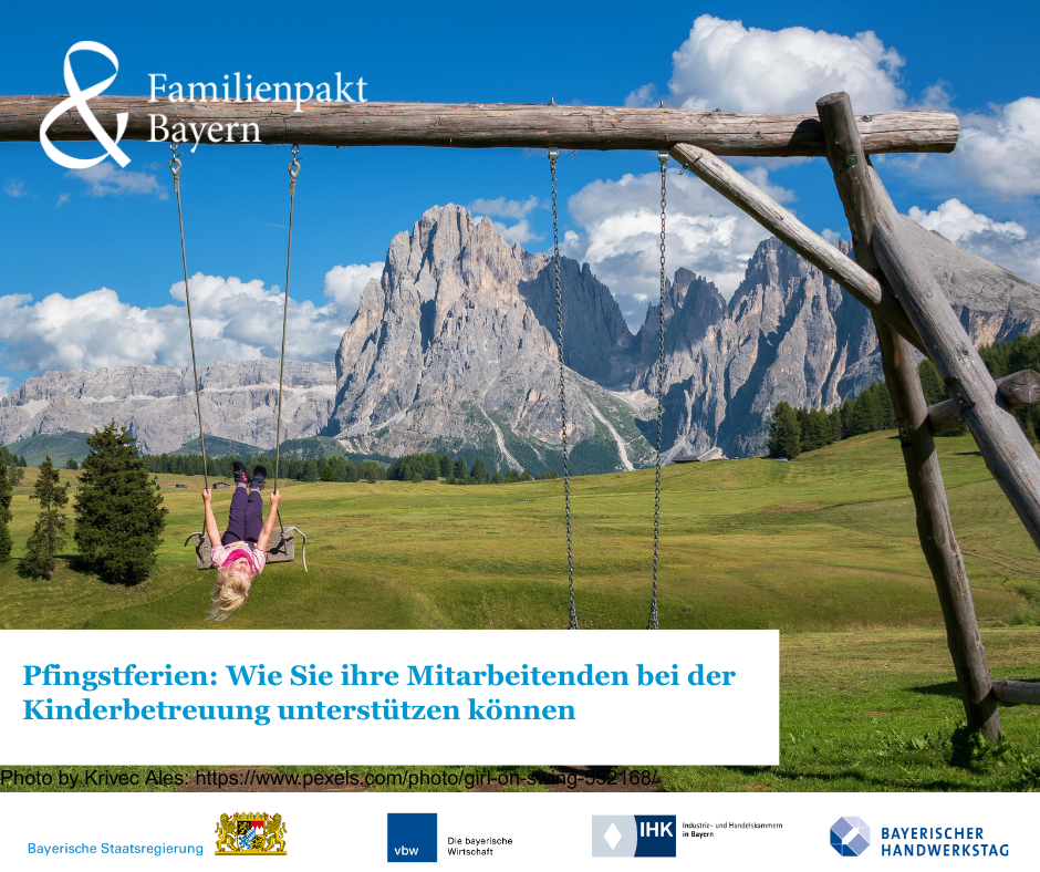 Ein Bild mit einem Kind auf einer Schaukel in den Bergen