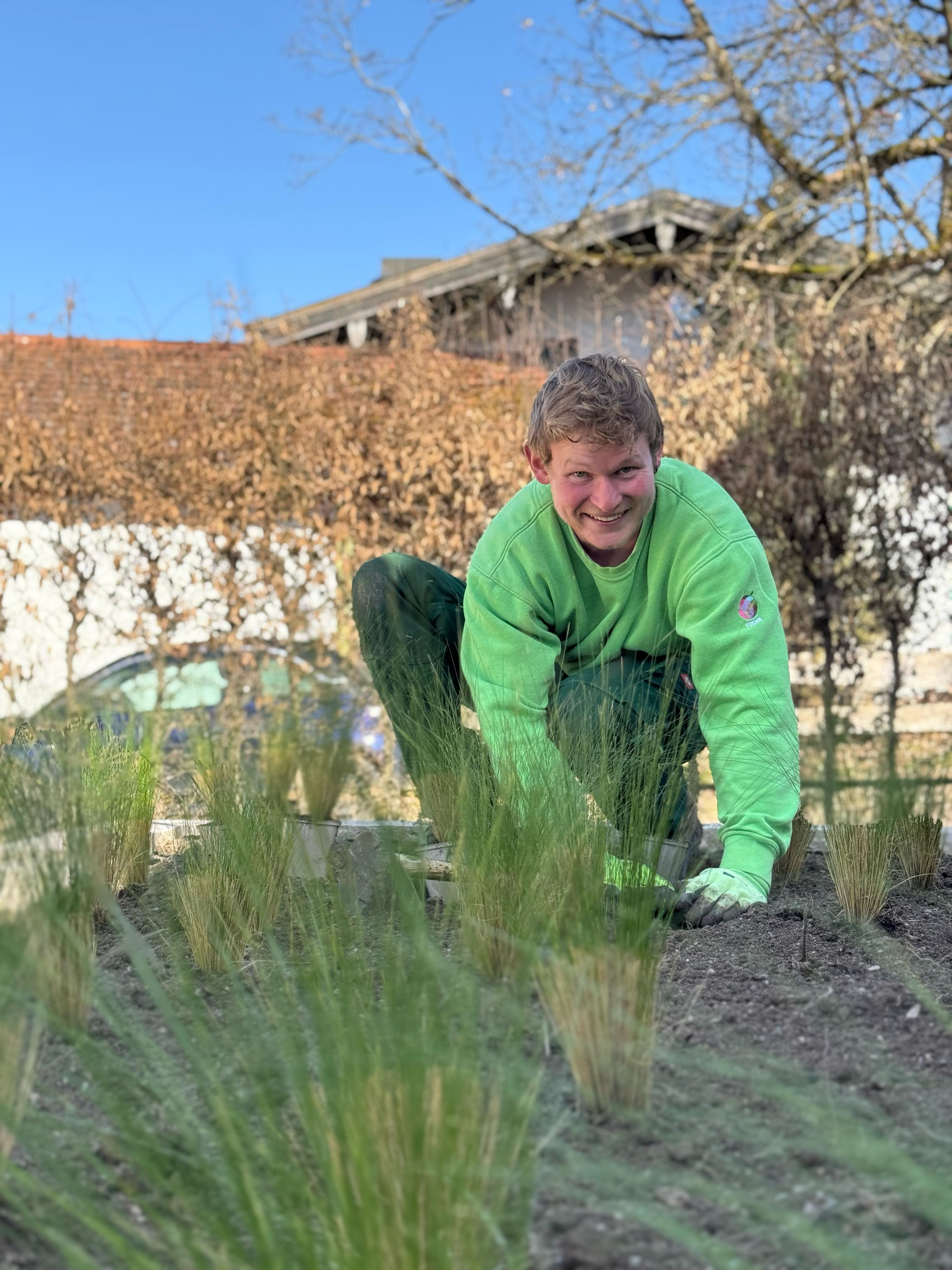 Mitarbeiter von Fuchs baut Gärten bei der Arbeit