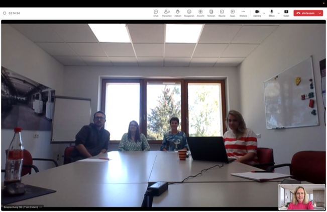 Ein Bild mit mit mehreren Personen im Büro