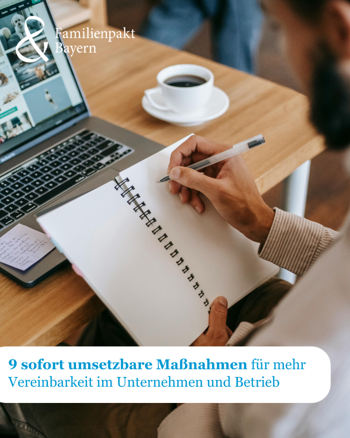 Ein Bild mit einem Mann der einen Block hält und vor ihm steht sein Laptop