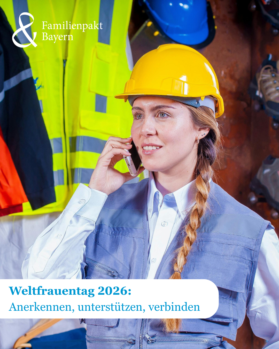 Eine Frau in Handwerkerkluft telefoniert