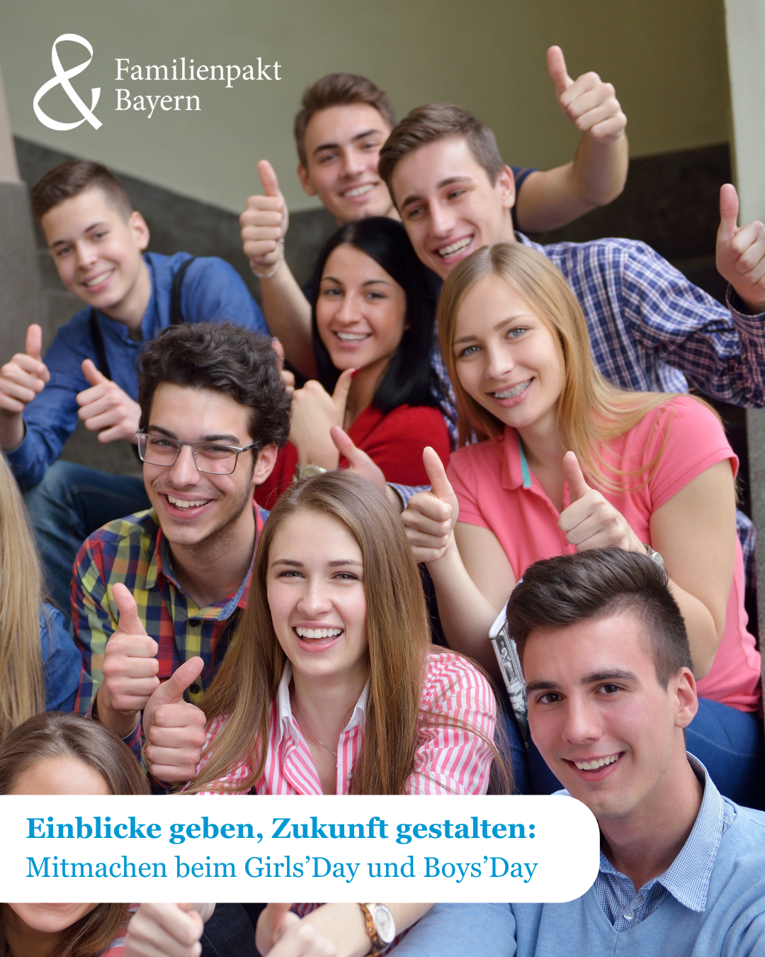 Eine Gruppe Jugendlicher sitzen auf der Treppe