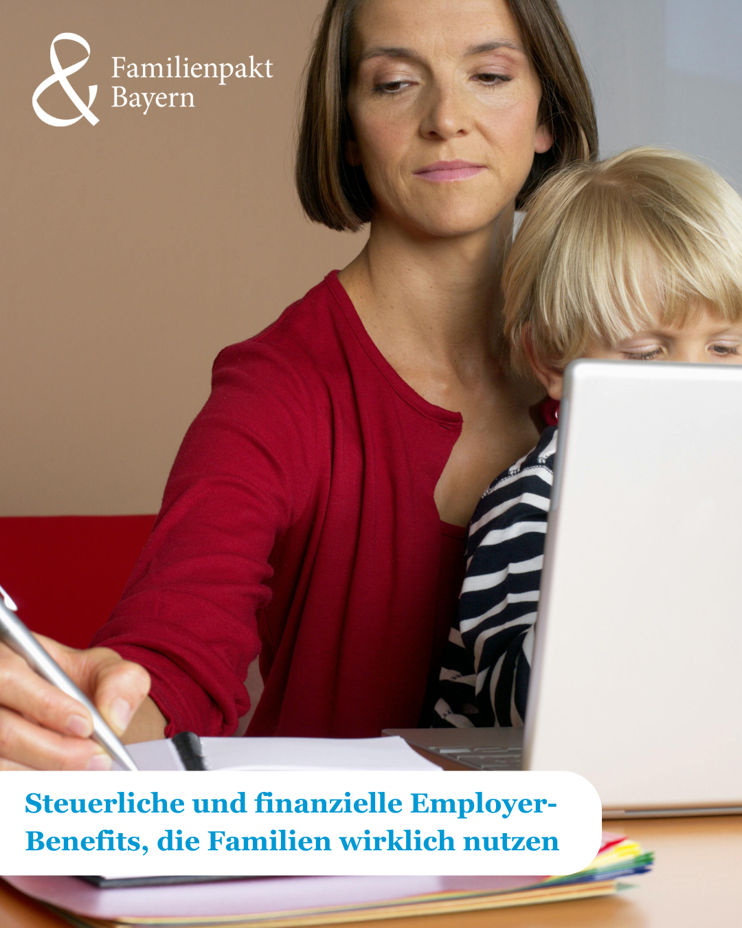 Mutter mit Kind auf dem Schoß sitzen am Laptop