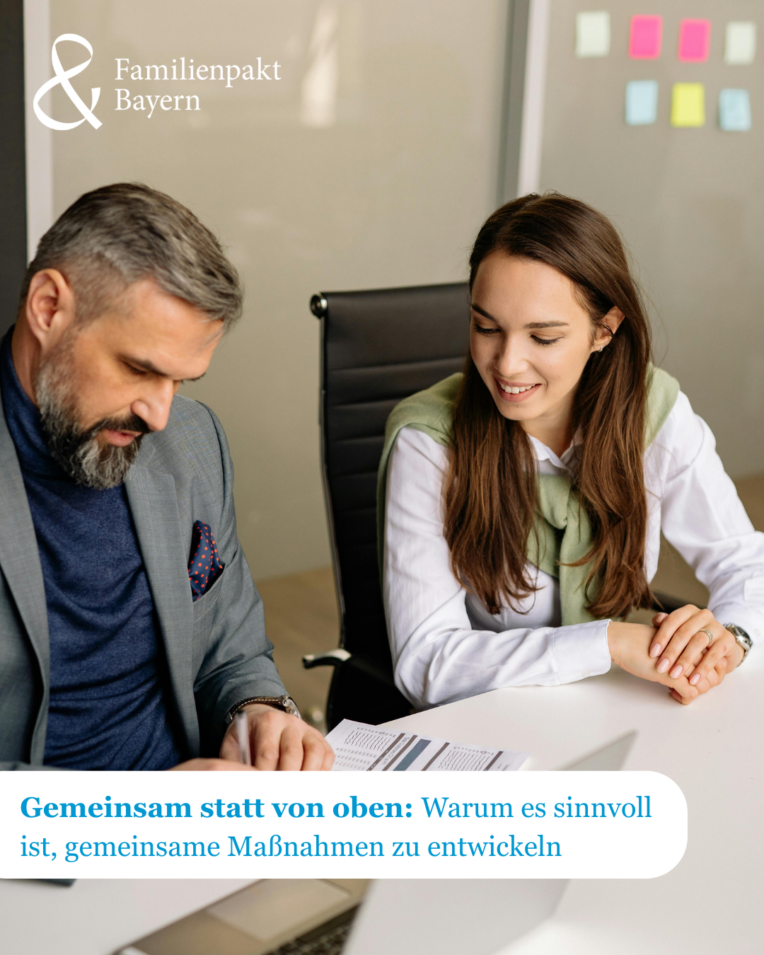 Ein Chef mit einer Mitarbeiterin am Schreibtisch