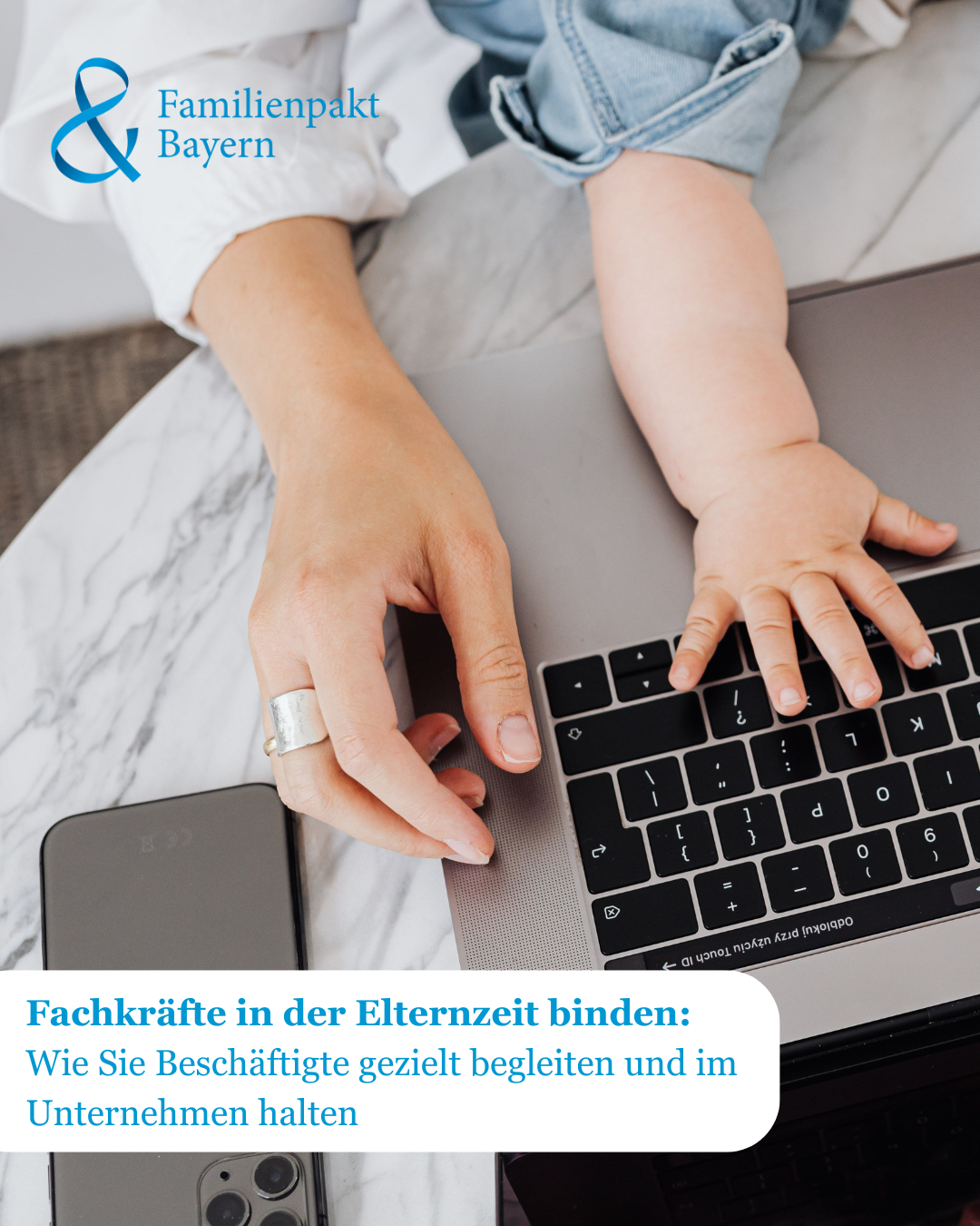 Ein Laptop mit einer hand eines Erwachsenen und eines Babys auf der Tastatur