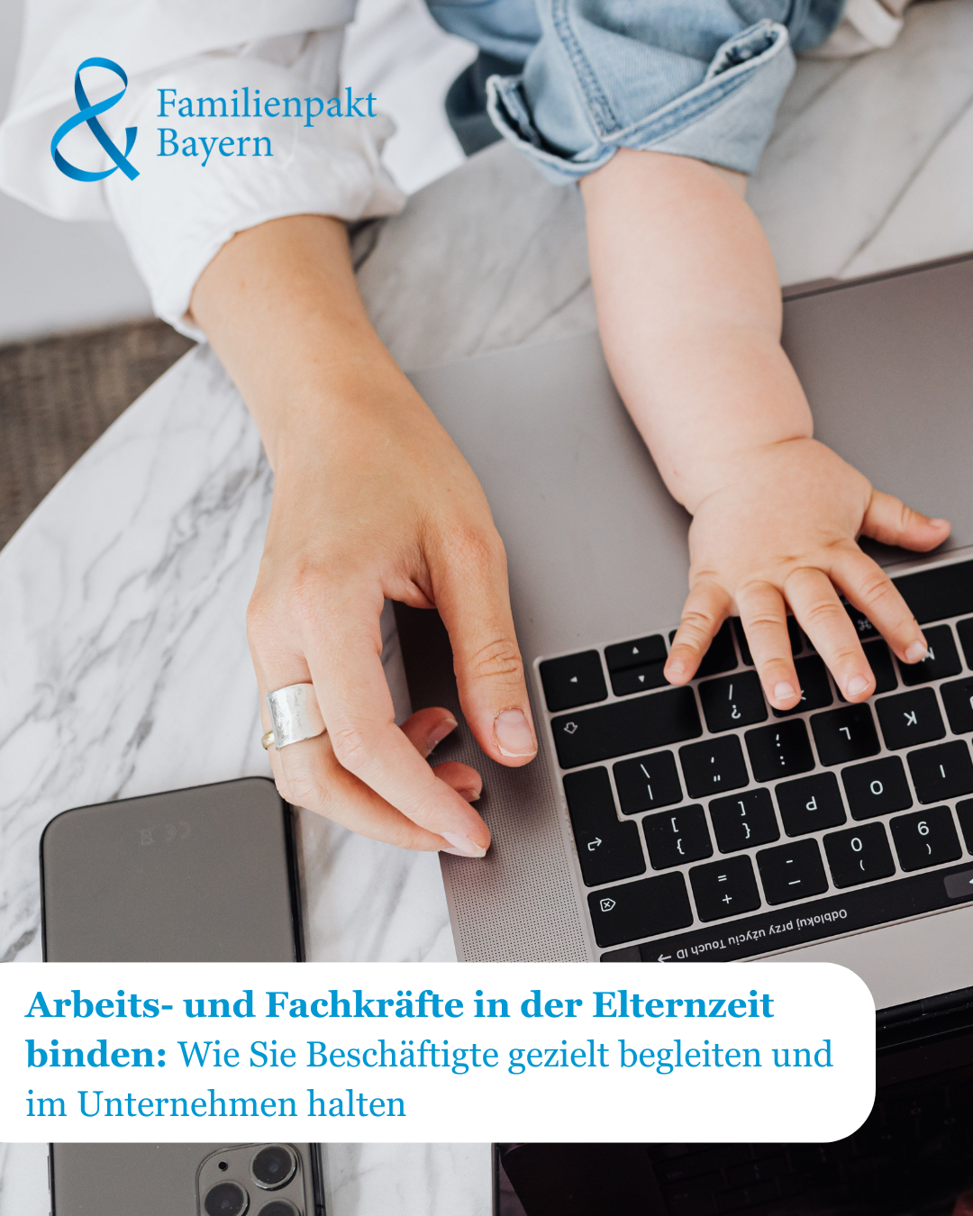 Ein Laptop mit einer hand eines Erwachsenen und eines Babys auf der Tastatur