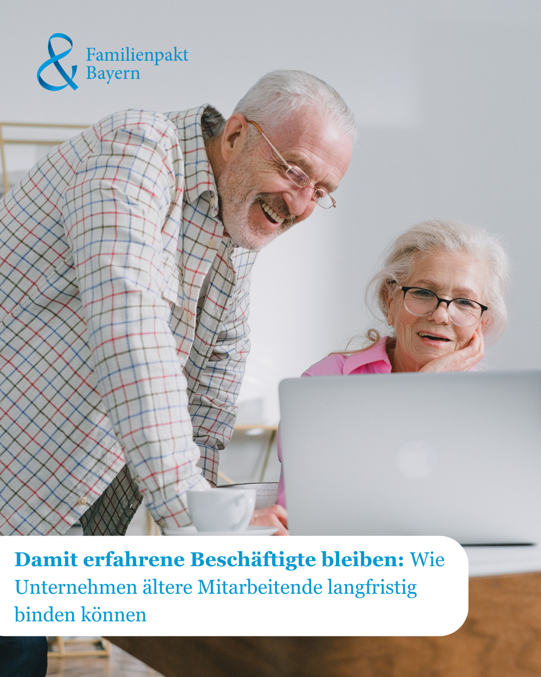 2 ältere Mitarbeitende im Büro am Computer