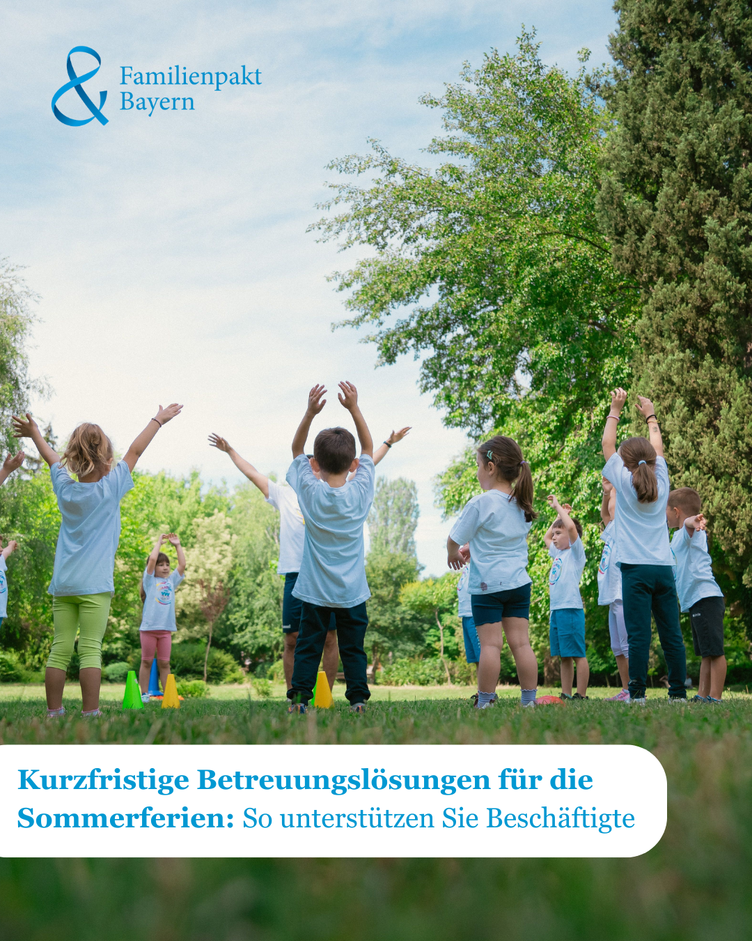 Kinder spielen auf einer Wiese