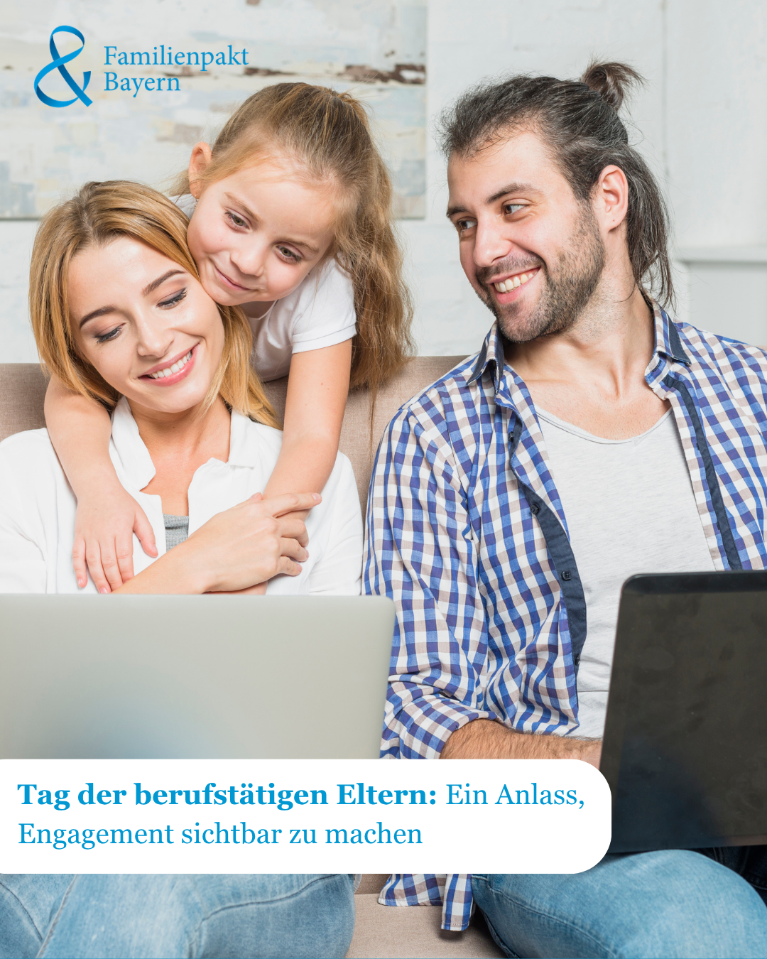 Eltern sitzen auf dem Sofa am Laptop und Kind umarmt Mutter von hinten