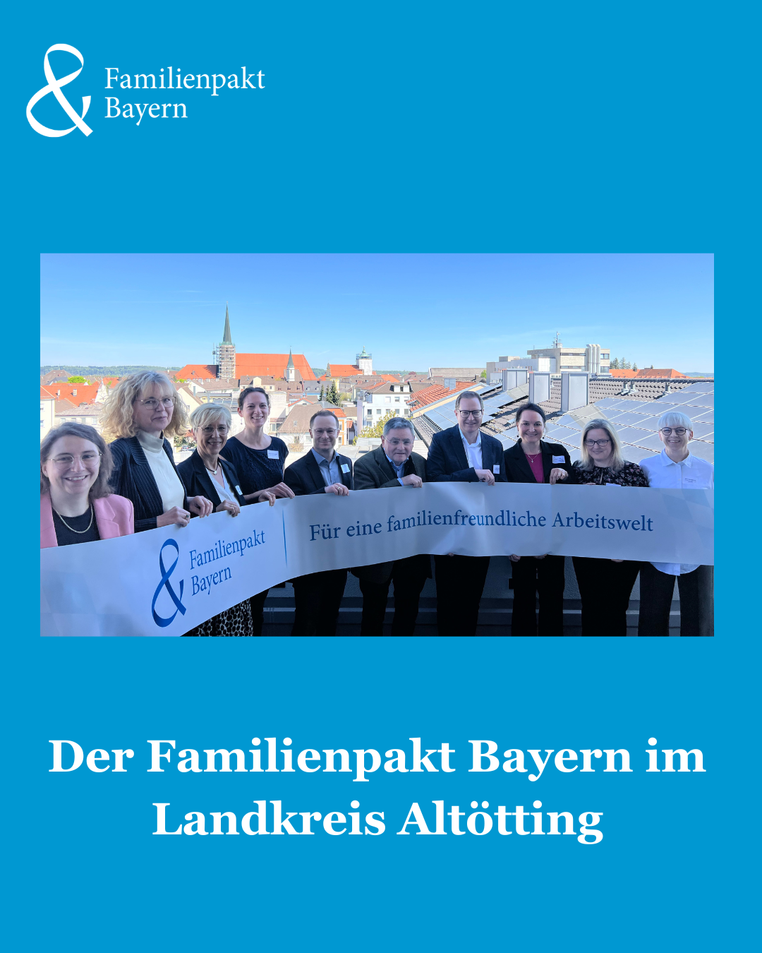 Die Mitglieder aus dem Landkreis Altötting halten einen Banner mit der Aufschrift Familienpakt Bayern