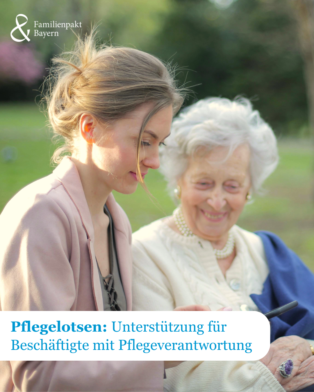 Eine ältere Dame mit einer jüngeren Frau auf einer Parkbank