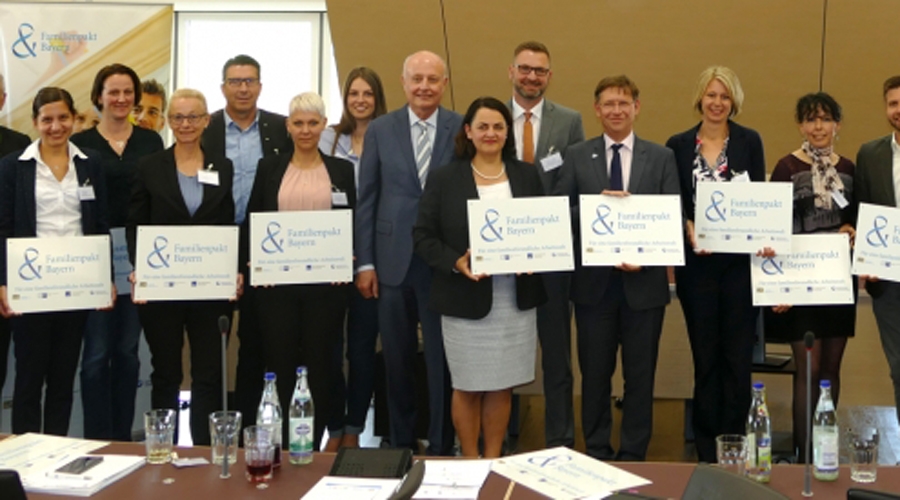 Die Neumitglieder im Landkreis Donau-Ries mit Plaketten und Urkunden.