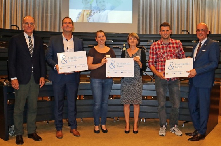Die Neumitglieder im Landkreis Aichach Friedberg mit Ministerialdirektor Dr. Markus Gruber und Landrat Dr. Klaus Metzger