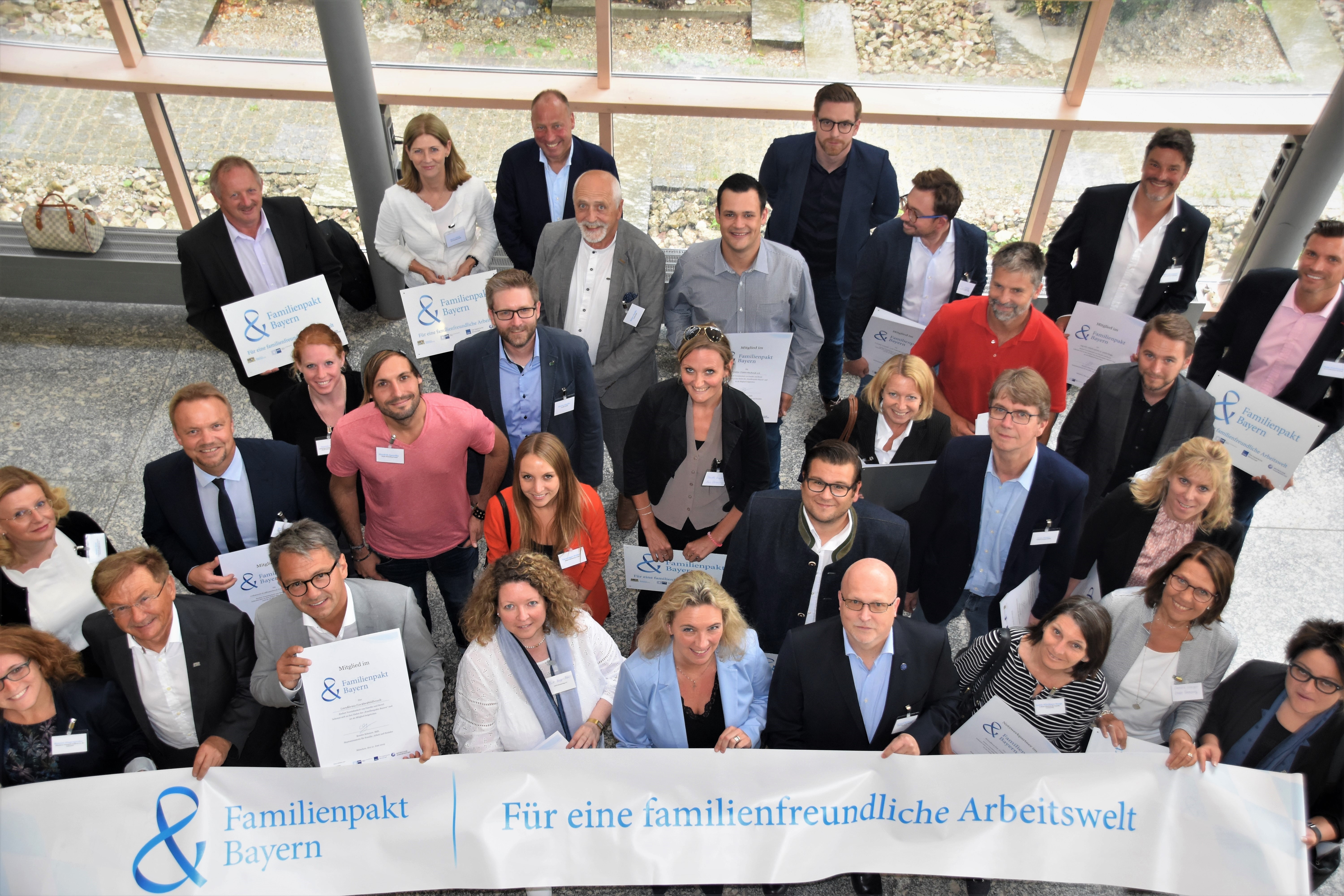 Die Neumitglieder im Landkreis Fürstenfeldbruck mit den Urkunden des Familienpakts Bayern 