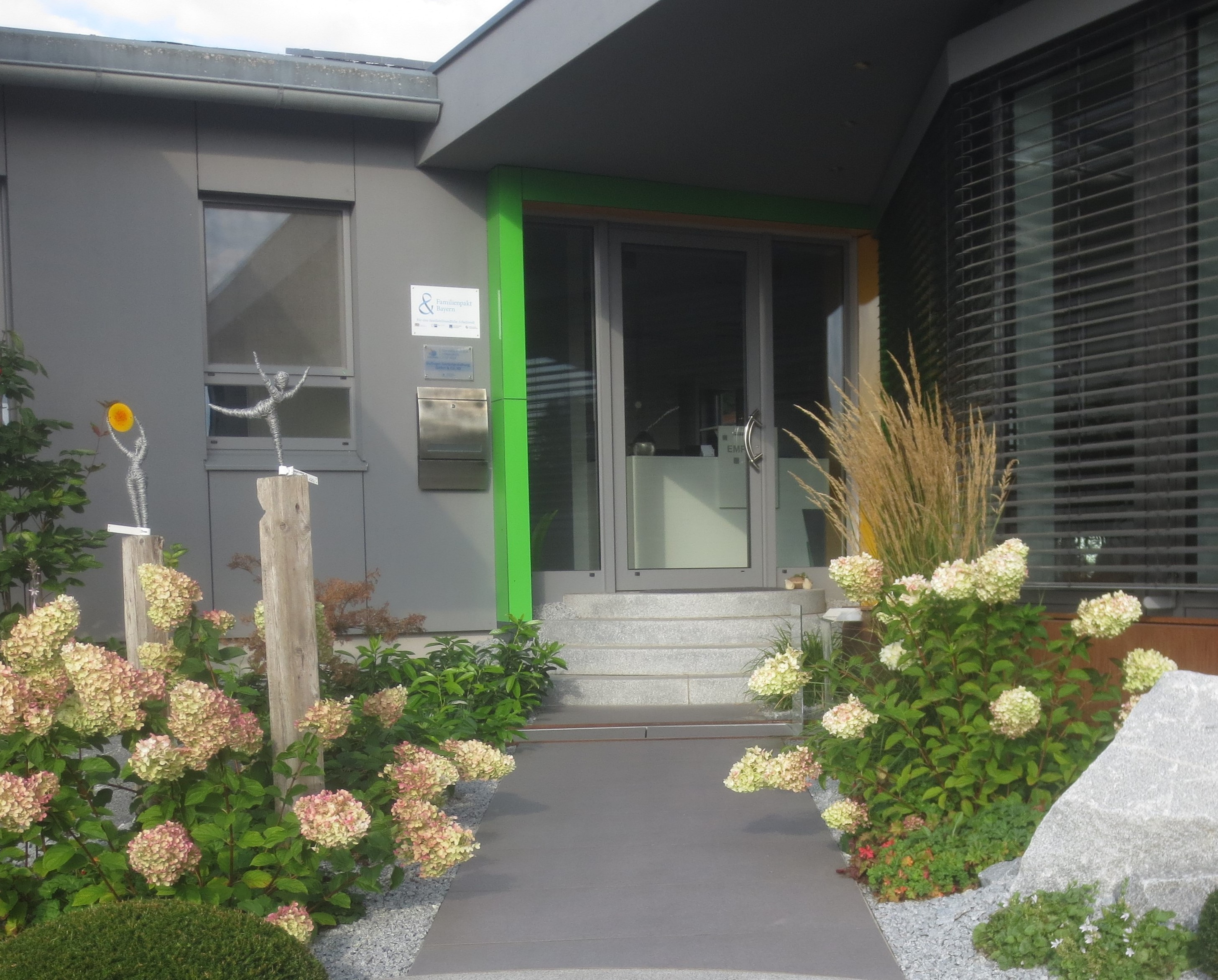 Die Plakette &quot;Familienpakt&quot; am Firmengebäude der Bullinger GmbH &amp; Co. KG in Donauwörth 