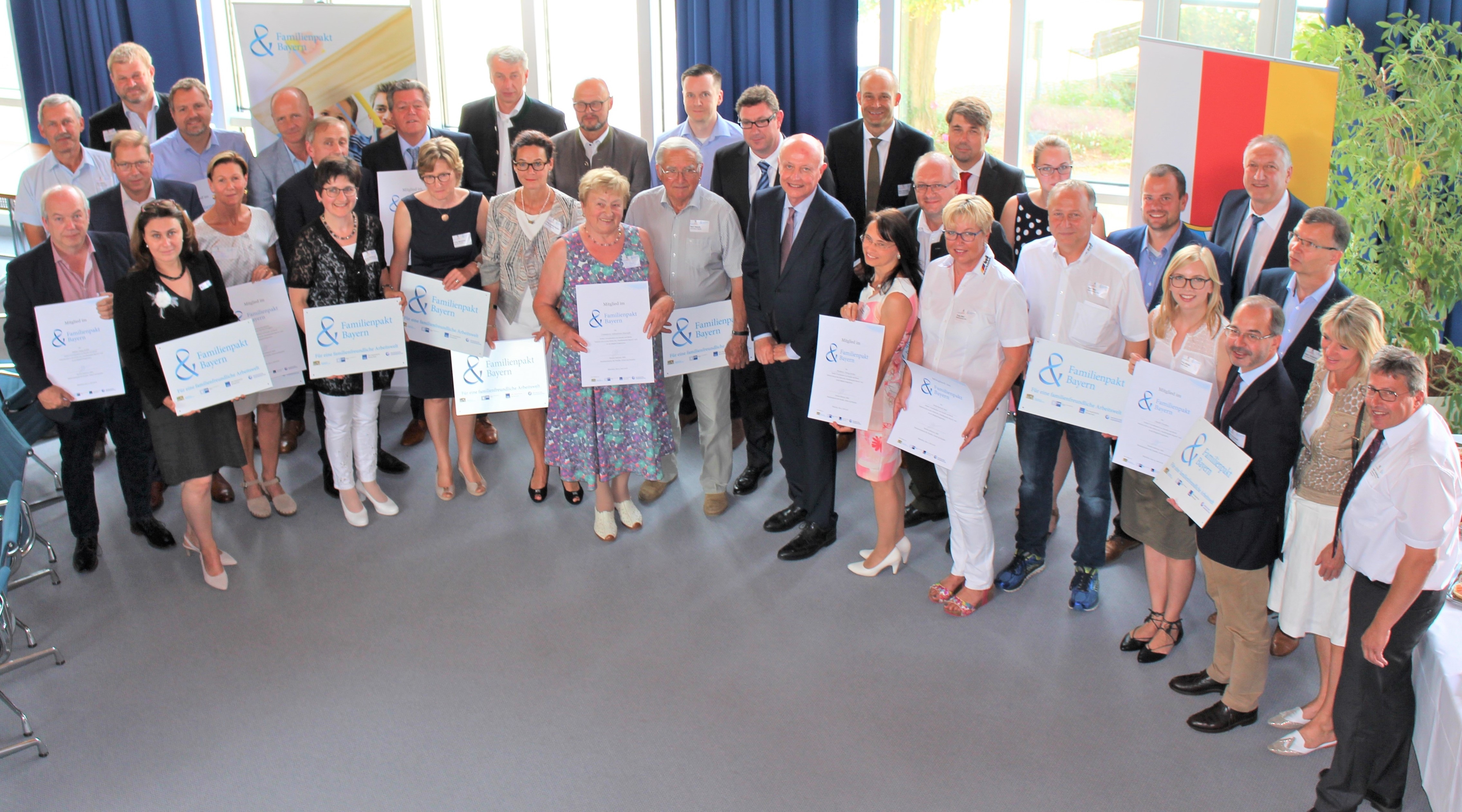 Die Neumitglieder im Landkreis Erding mit Plaketten und Urkunden, persönlich überreicht von Landrat Martin Bayerstorfer und Amtschef Michael Höhenberger