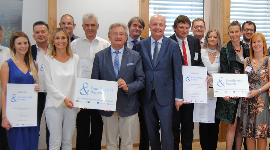 Die Neumitglieder im Landkreis Passau mit Plaketten und Urkunden