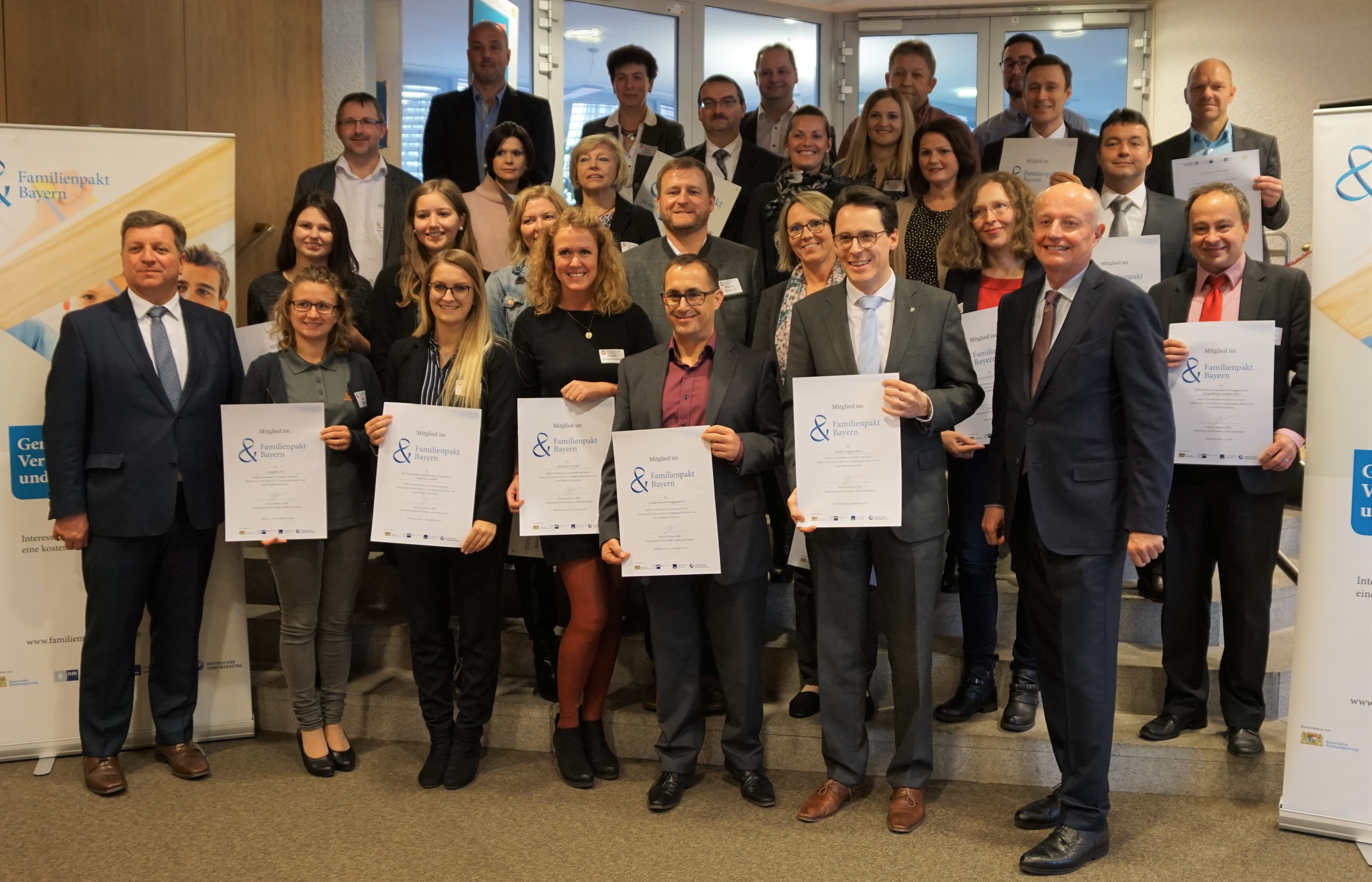 Die Neumitglieder im Landkreis Deggendorf mit den Urkunden des Familienpakts Bayern 