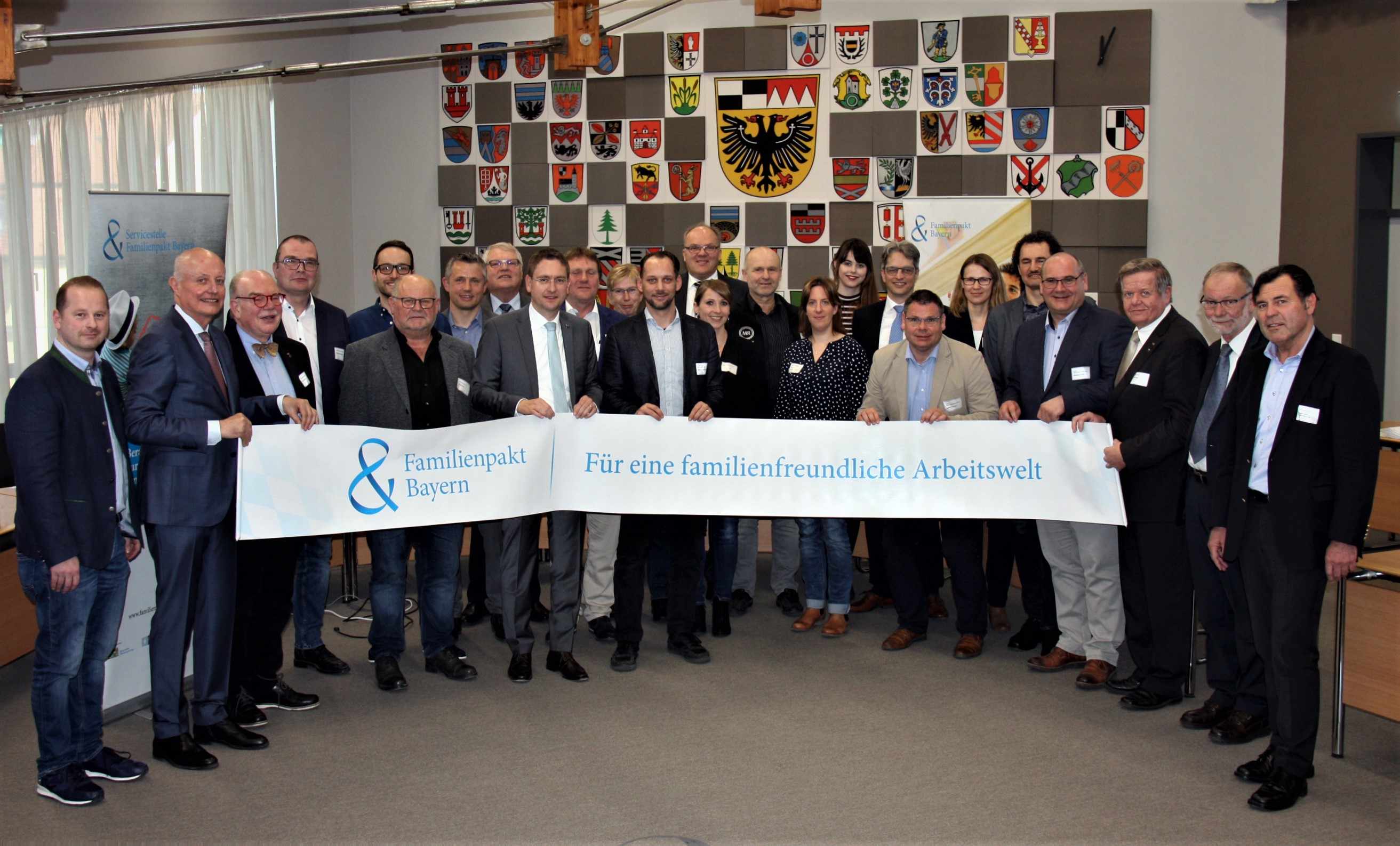 Die Neumitglieder im Landkreis Deggendorf mit den Urkunden des Familienpakts Bayern 