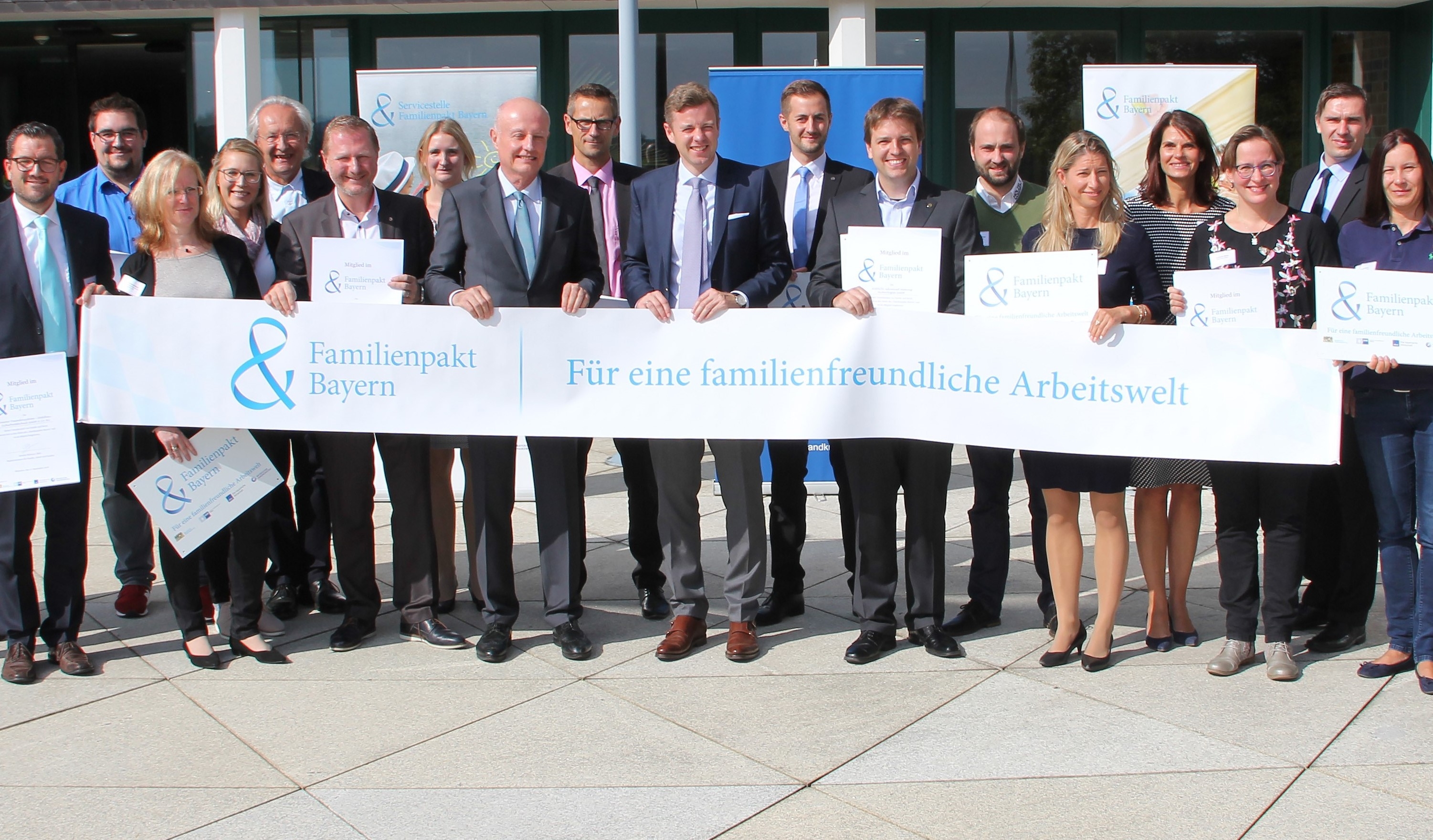 Die Neumitglieder im Landkreis Hof Mit Urkunden und Plaketten des Familienpakts Bayern 
