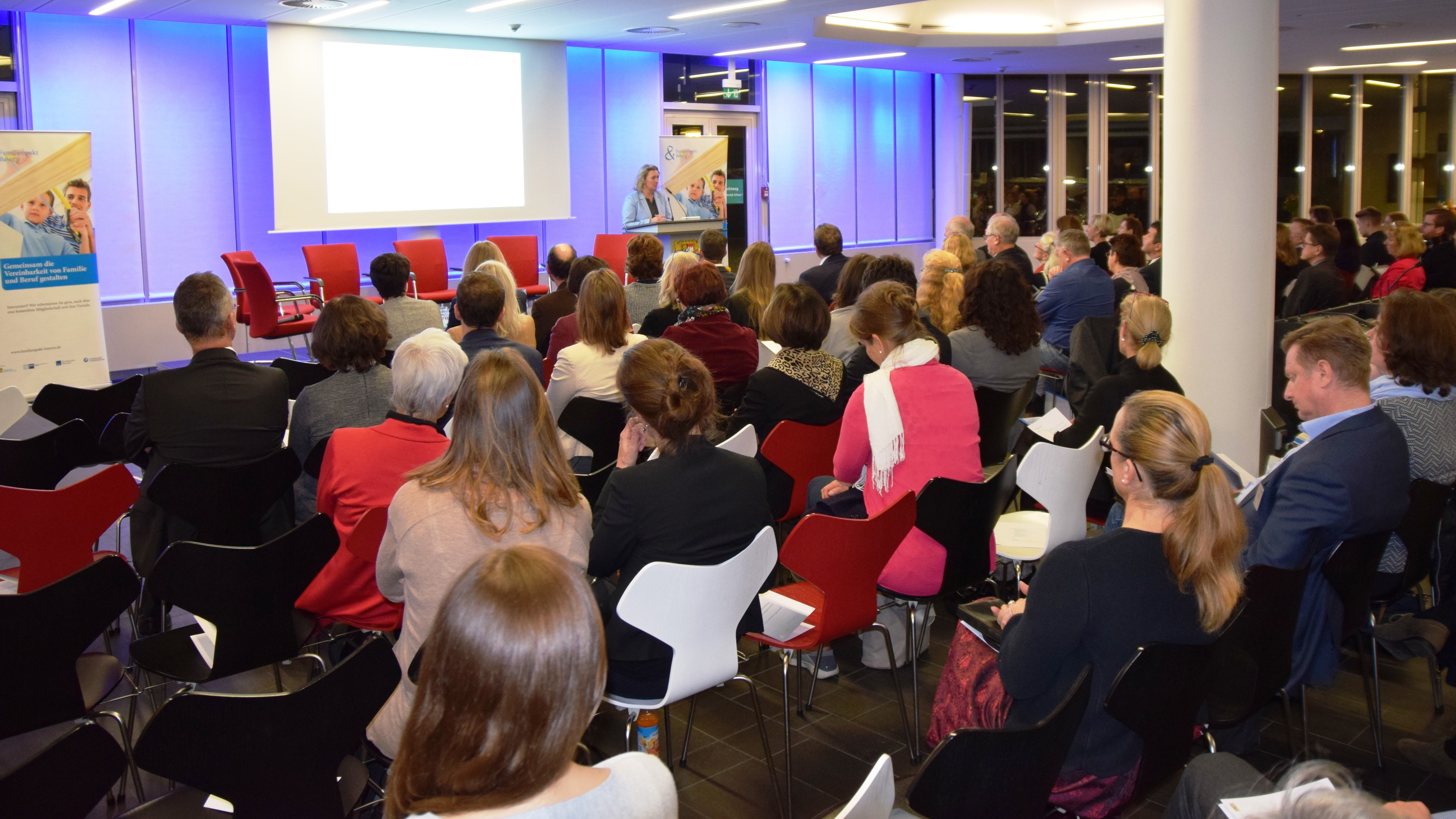 Volles Haus bei der Jahresveranstaltung &quot;Familienpakt Bayern 2018&quot; im Bayerischen Sozialministerium.