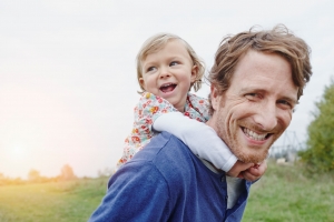 Väterreport 2021: Wunsch und Wirklichkeit der partnerschaftlichen Vereinbarkeit von Familie und Beruf