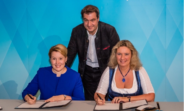 Familienministerin Kerstin Schreyer (rechts), Bundesfamilienministerin Dr. Franziska Giffey und Ministerpräsident Dr. Markus Söder (Foto: Alexander Göttert)