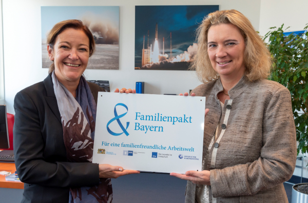 Bayerns Arbeitsministerin Kerstin Schreyer (rechts) bei der Übergabe der Plakette ‚Familienpakt‘ an Chantal Jonscher