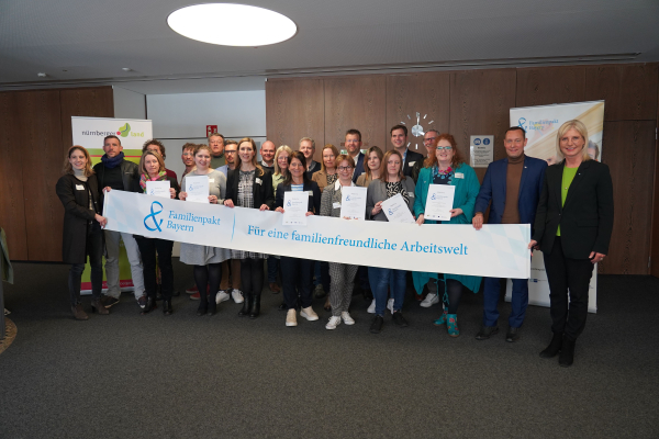 Herzlich willkommen im Familienpakt Bayern! Wir begrüßen 13 Unternehmen aus dem Landkreis Nürnberger Land als neue Mitglieder im Familienpakt Bayern