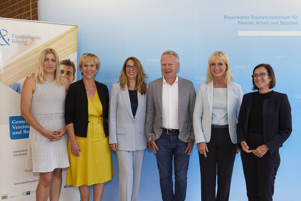 Von links nach rechts: Marijana Nikse (BHT), Elfriede Kerschl (IHK); Heidrun Hausen (DELO Industrie Klebstoffe GmbH &amp; Co.KGaA), Holger Wolff (MaibornWolff GmbH), Staatsministerin Ulrike Scharf, Dr. Dagmar Weßler-Poßberg (Prognos AG)