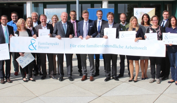 Die Neumitglieder im Landkreis Hof Mit Urkunden und Plaketten des Familienpakts Bayern 