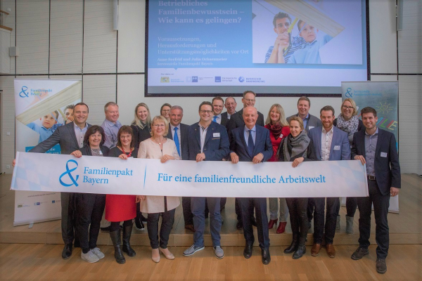 Die Neumitglieder im Landkreis Deggendorf mit den Urkunden des Familienpakts Bayern 