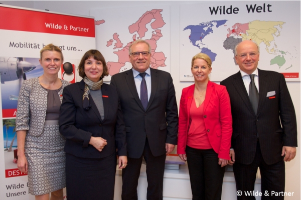 Bayerns Arbeitsstaatssekretär Hintersberger zu Besuch bei Familienpakt-Mitglied Wilde &amp; Partner